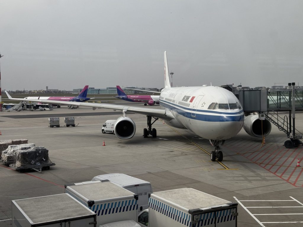 Samolot Air China gotowy do lotu na lotnisku Chopina w Warszawie