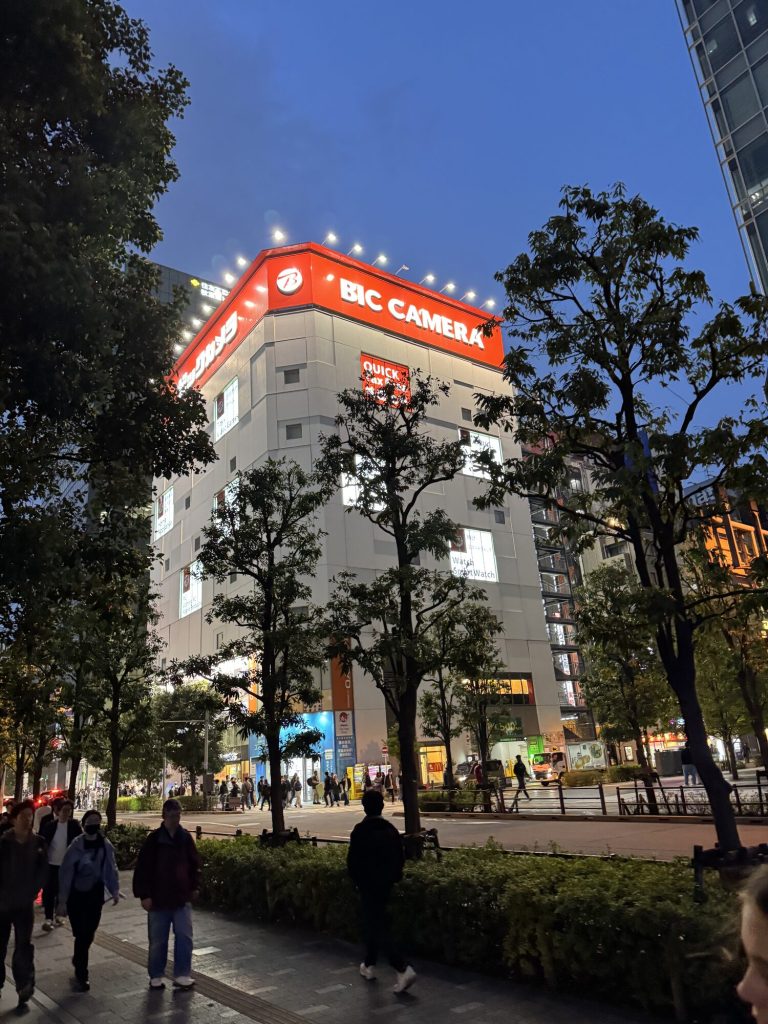 Bic Camera AKIBA rozświetlone na czerwono — witamy w Akihabarze.