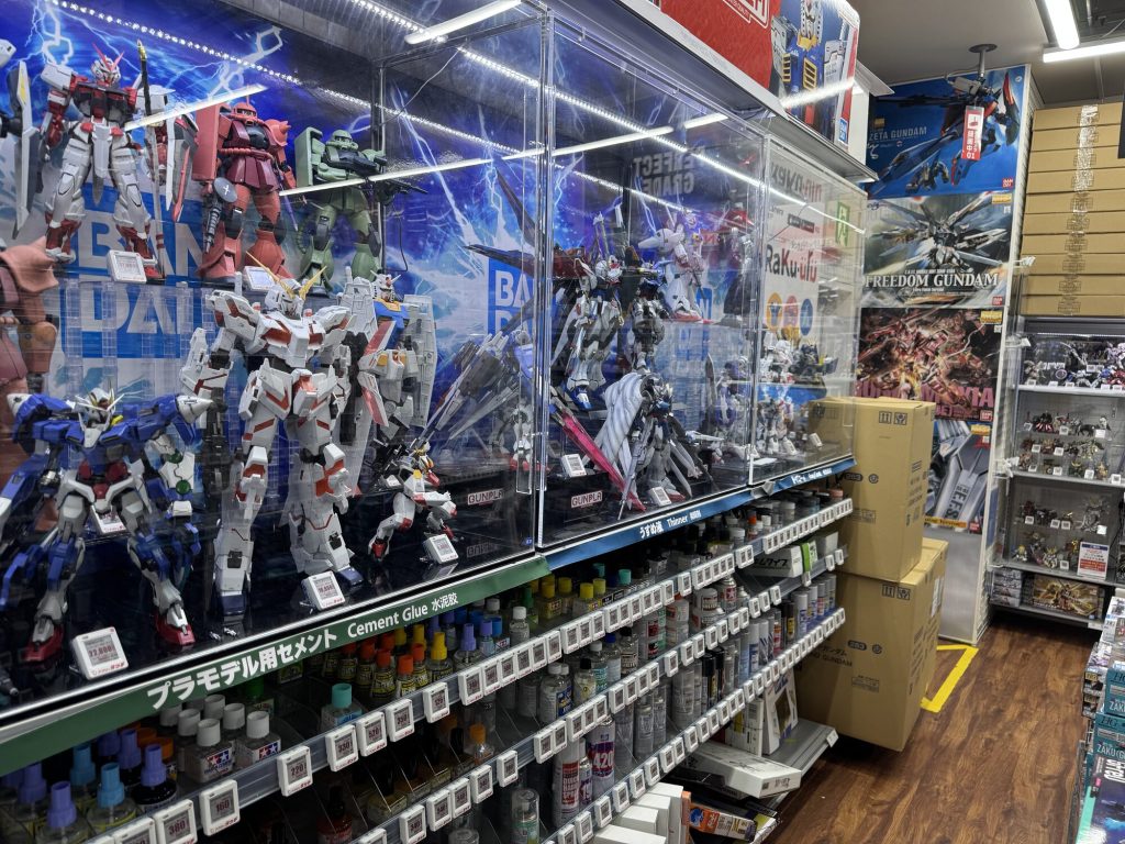 Gunpla paradise — gabloty pełne modeli Gundam, farby Tamiya, kleje. Marzenie każdego geeka.