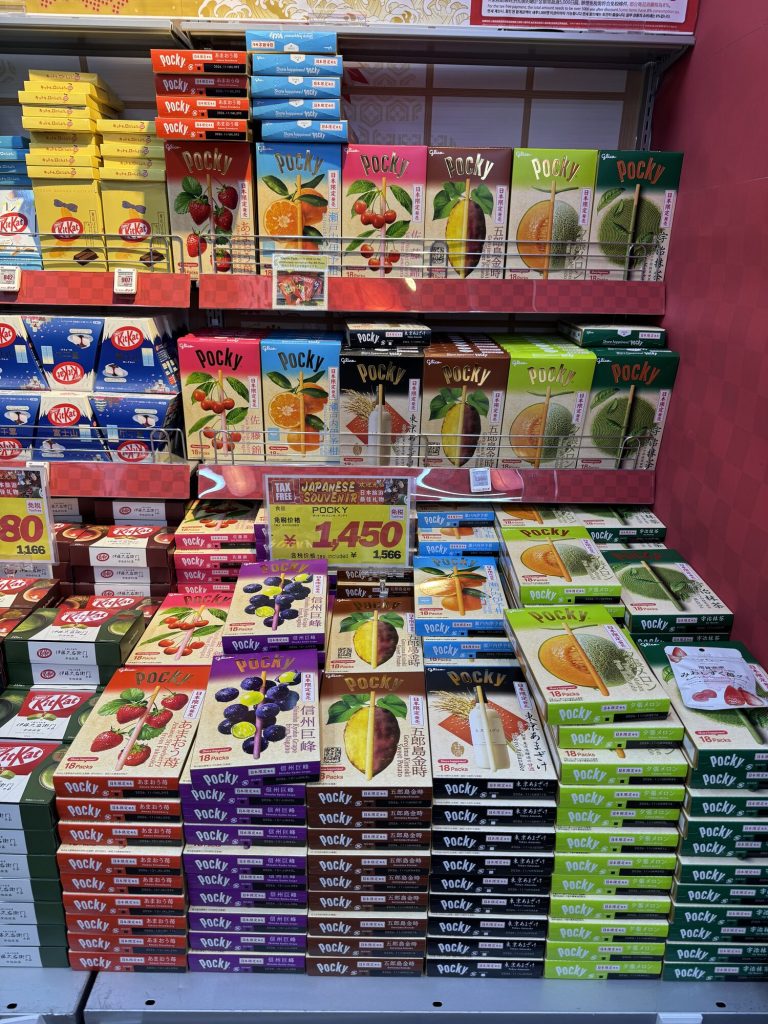 Pocky w dziesiątkach smaków w sklepie w Akihabarze