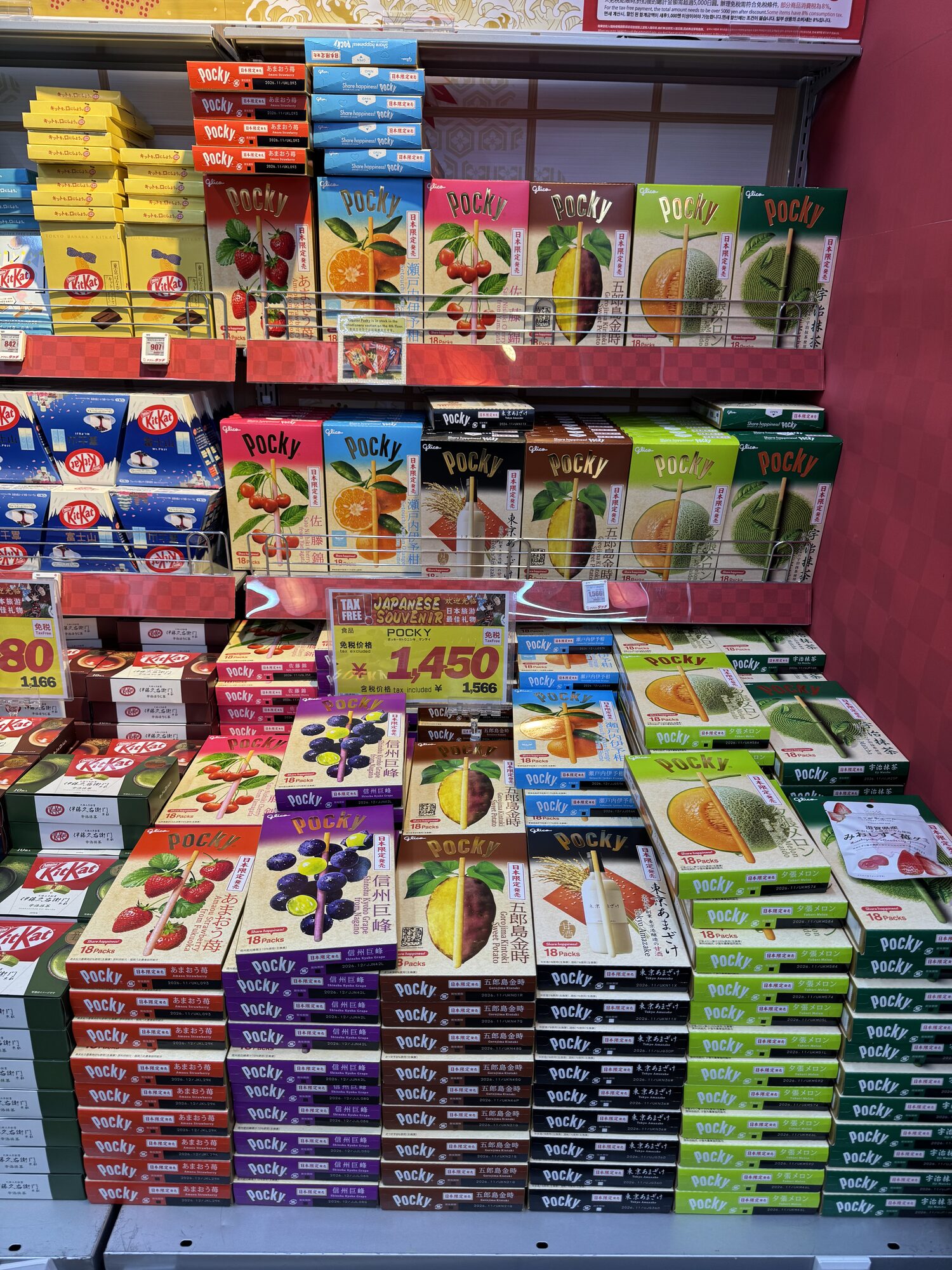 Pocky w dziesiątkach smaków w sklepie w Akihabarze