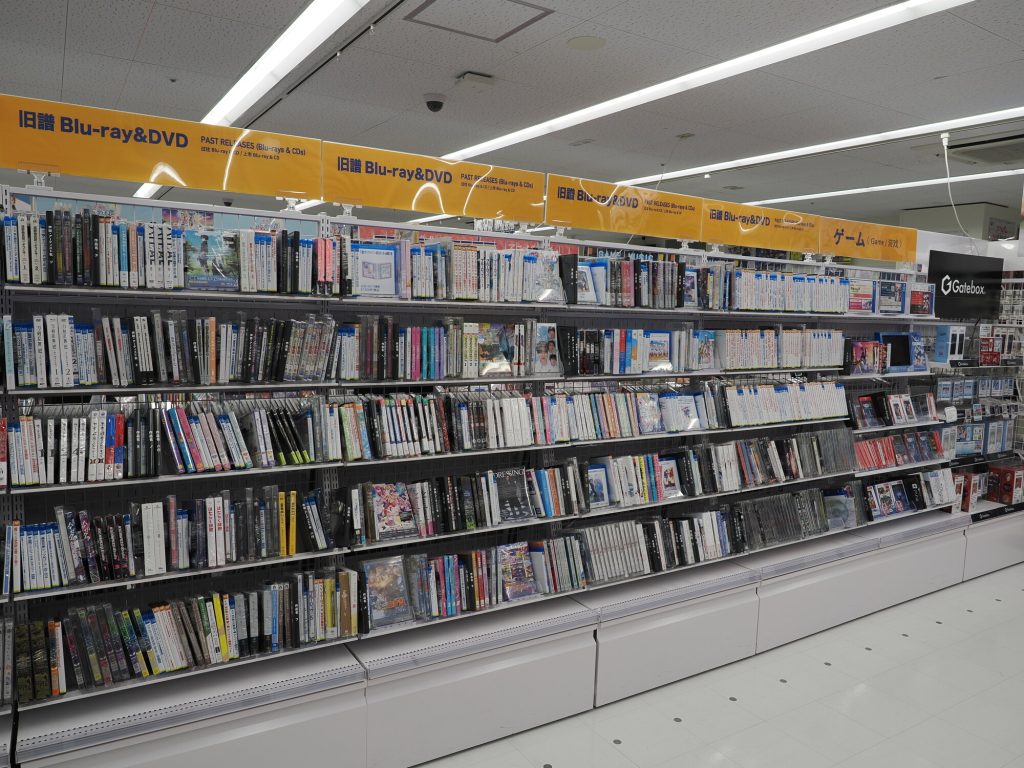 Dział Blu-ray i DVD w Animate Ikebukuro - rzędy pudełek z serialami anime edycje kolekcjonerskie