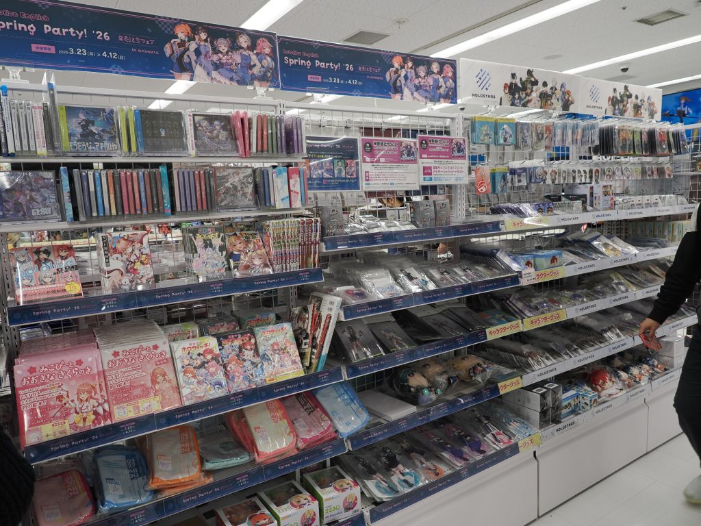 Dział VTuber Hololive Spring Party w Animate Ikebukuro - plakaty i merchandise Hololive