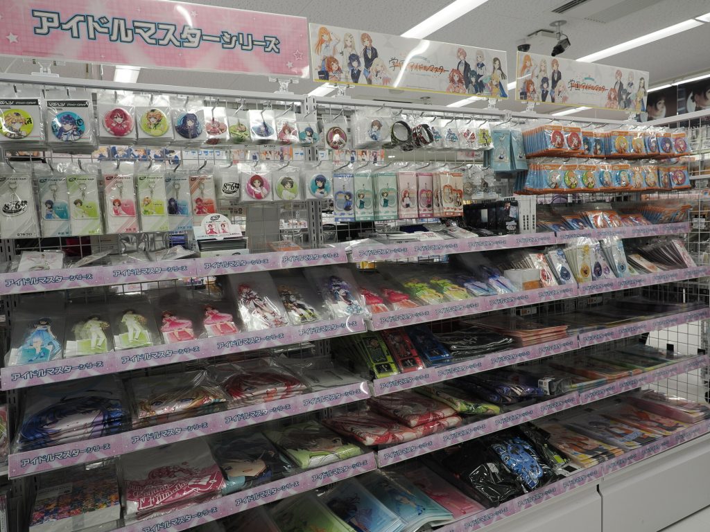 Dział Idolmaster w Animate Ikebukuro - regały z merchandise アイドルマスターシリーズ breloki akrylowe stojaki torby