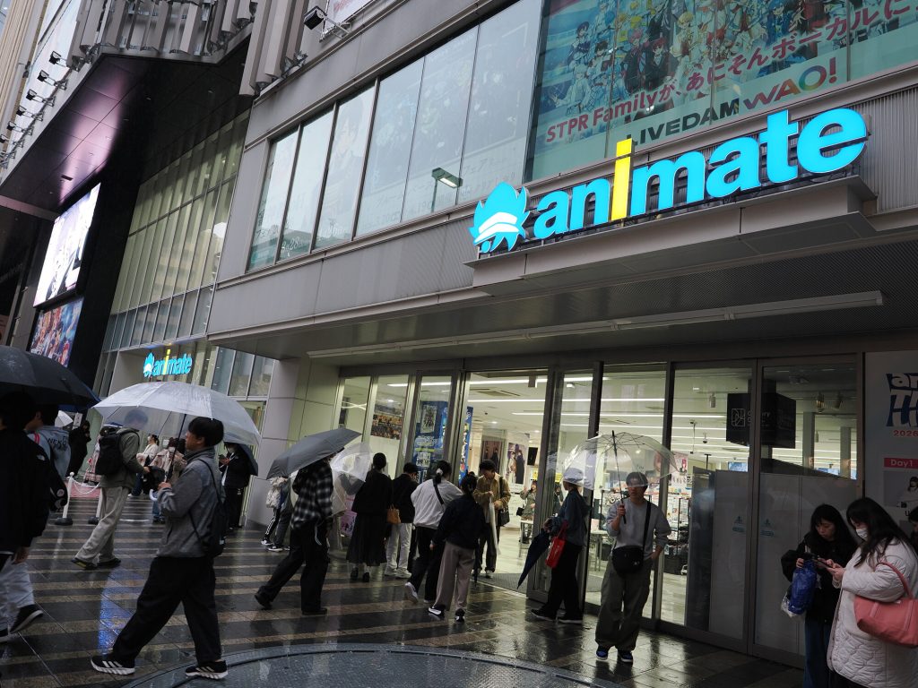 Budynek Animate Ikebukuro Flagship Store - fasada z plakatami anime, wejście główne