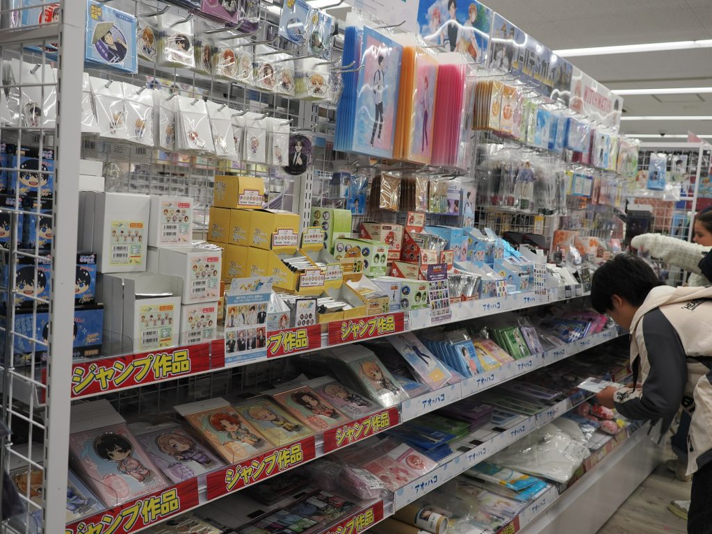 Dział Jump Works i Ao no Hako w Animate Ikebukuro - regały z merchandise Jump klient przeglądający