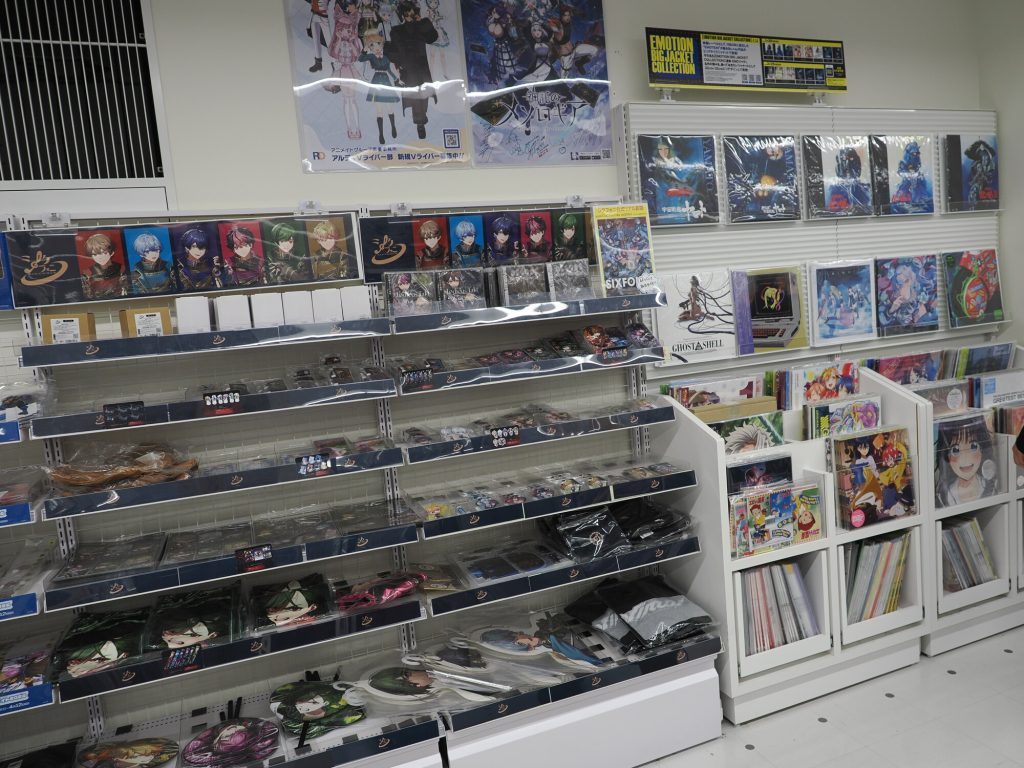 Dział z płytami CD Ghost in the Shell Stand Alone Complex w Animate Ikebukuro - opakowania z Motoko