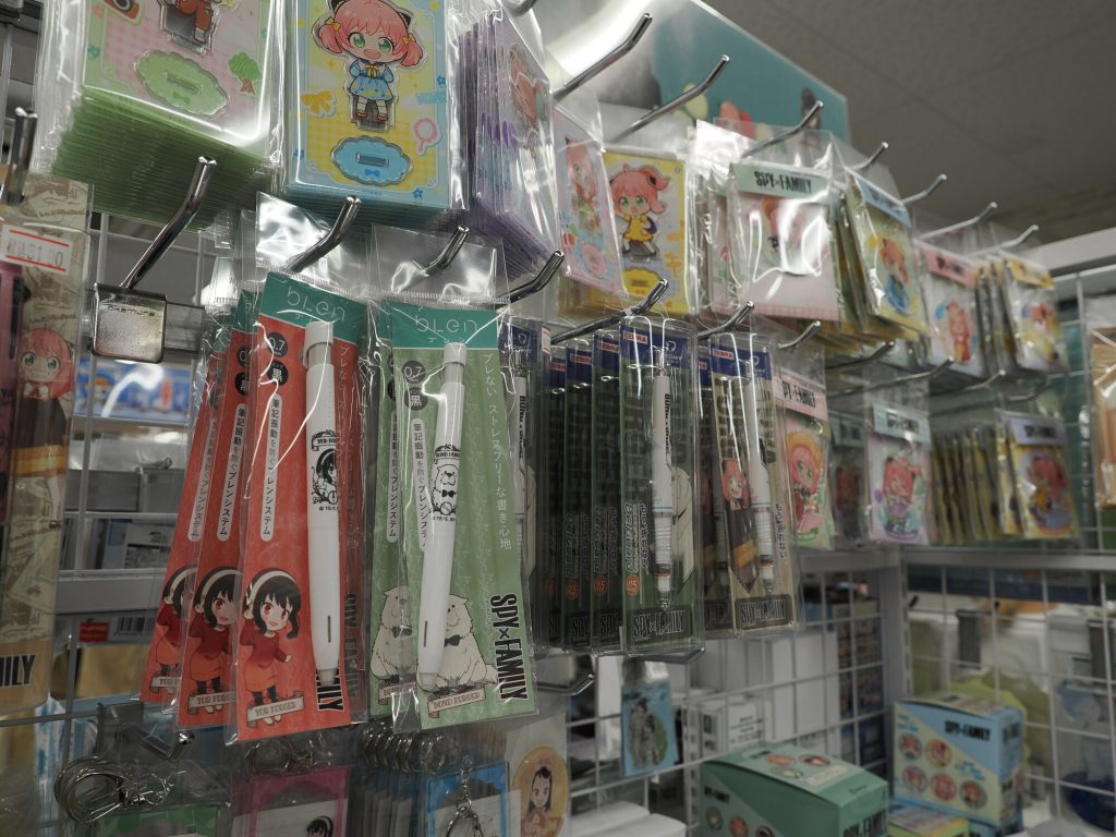 Ekspozycja Spy x Family w Animate Ikebukuro - długopisy bi-pen 0.7 z Anyą Lordem Yorem na opakowaniach
