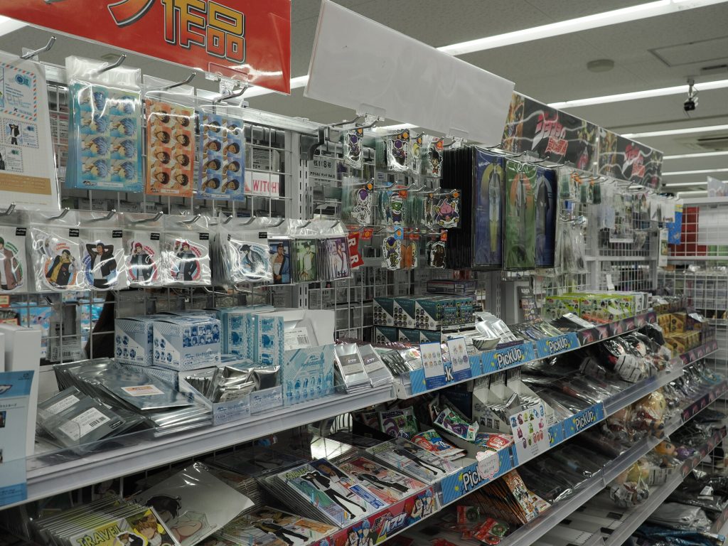 Korytarz z ekspozycjami PickUp w Animate Ikebukuro - Dragon Ball Super Witch Hat Atelier Blue Period regały