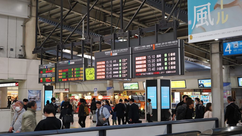 Hala odjazdów na stacji Ueno - wielkie tablice z rozkładem jazdy