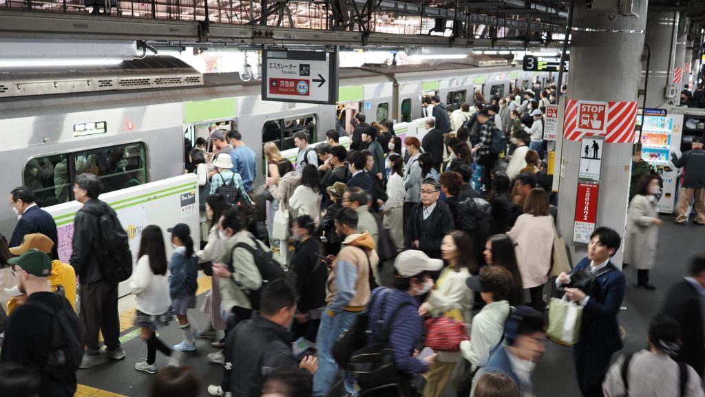 Zatłoczony peron Yamanote Line na stacji Ueno