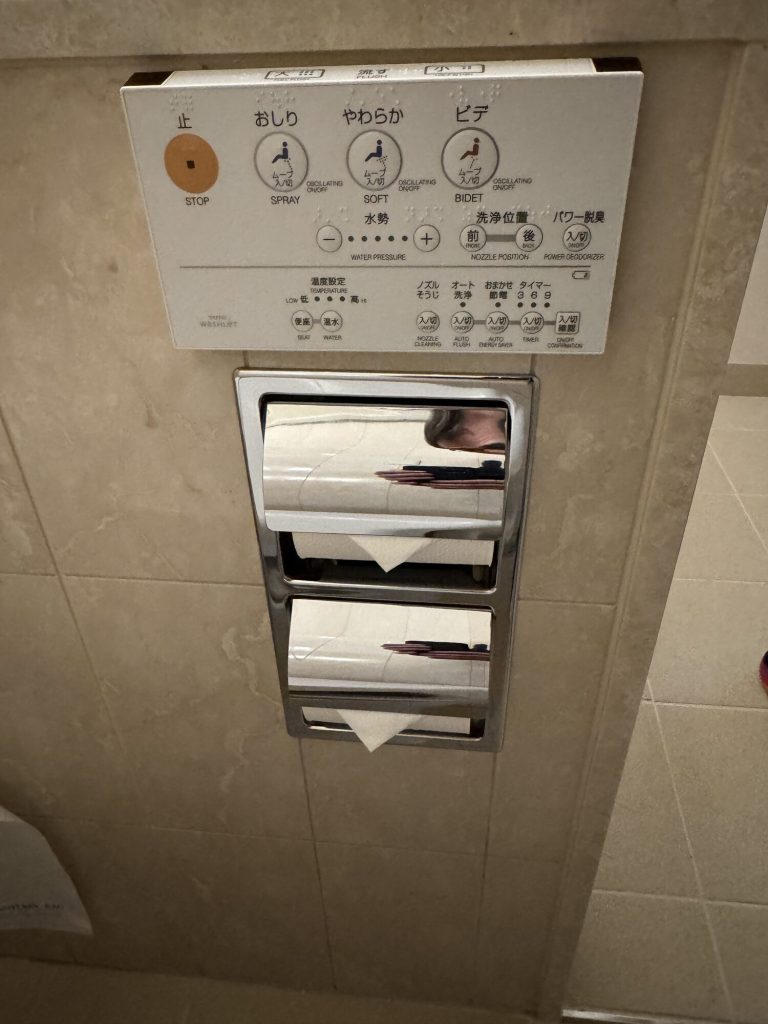 Panel kontrolny japońskiej toalety w Tokyo Marriott