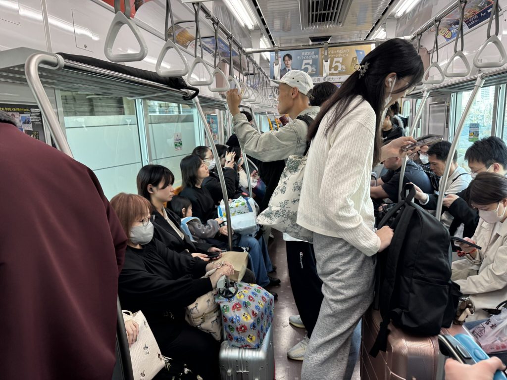 Wnętrze wagonu Keikyu Line