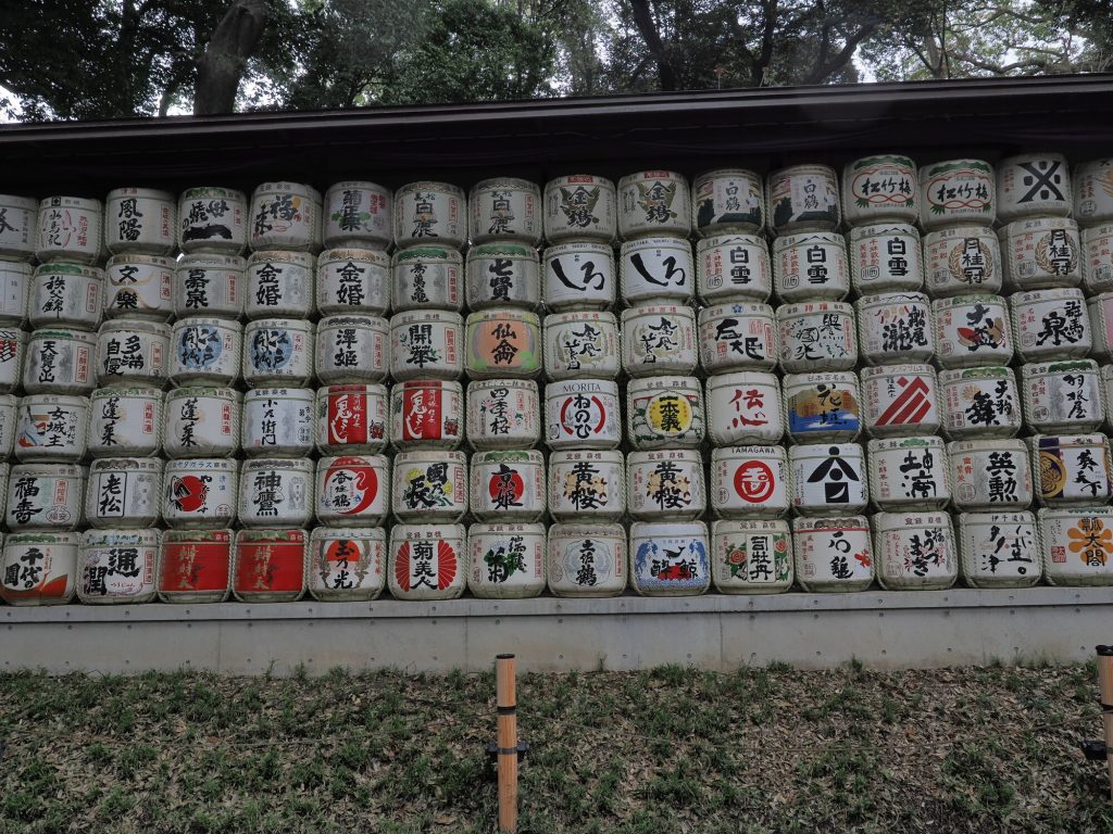 Sciana beczolek kazaridaru z sake ofiarowanych Meiji Jingu