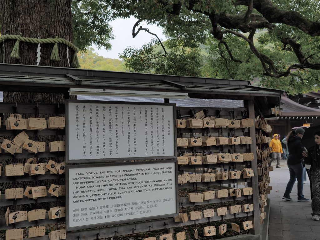 Tablica informacyjna przy ema Meiji Jingu z opisem po japońsku, angielsku i koreańsku