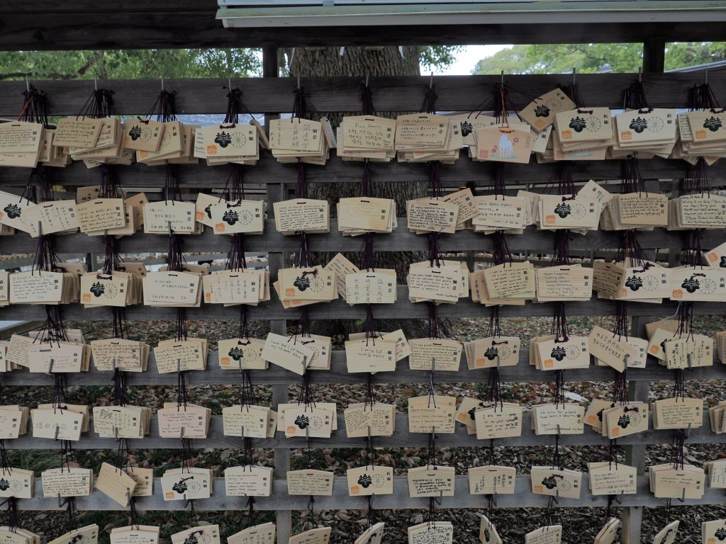 Zbliżenie na tabliczki ema przy Meiji Jingu — setki życzeń zawieszonych na kracie