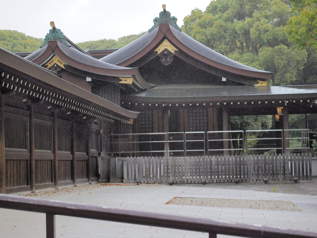 Glowne sanktuarium Meiji Jingu w deszczu - ciemne dachy z zielonymi akcentami, opady
