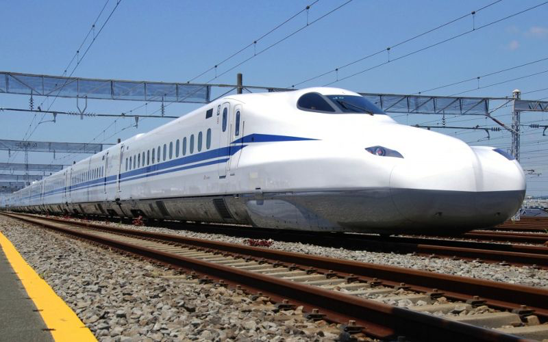 Shinkansen N700S — aerodynamiczny profil na torach