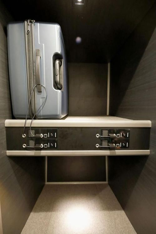 Schowek na duży bagaż w N700S — zamykany, z zamkiem szyfrowym