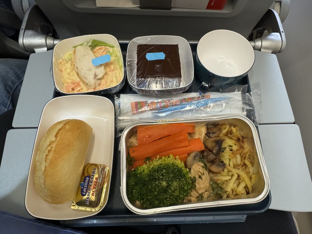 Obiad w economy class Air China - kurczak z warzywami, sałatka, deser czekoladowy