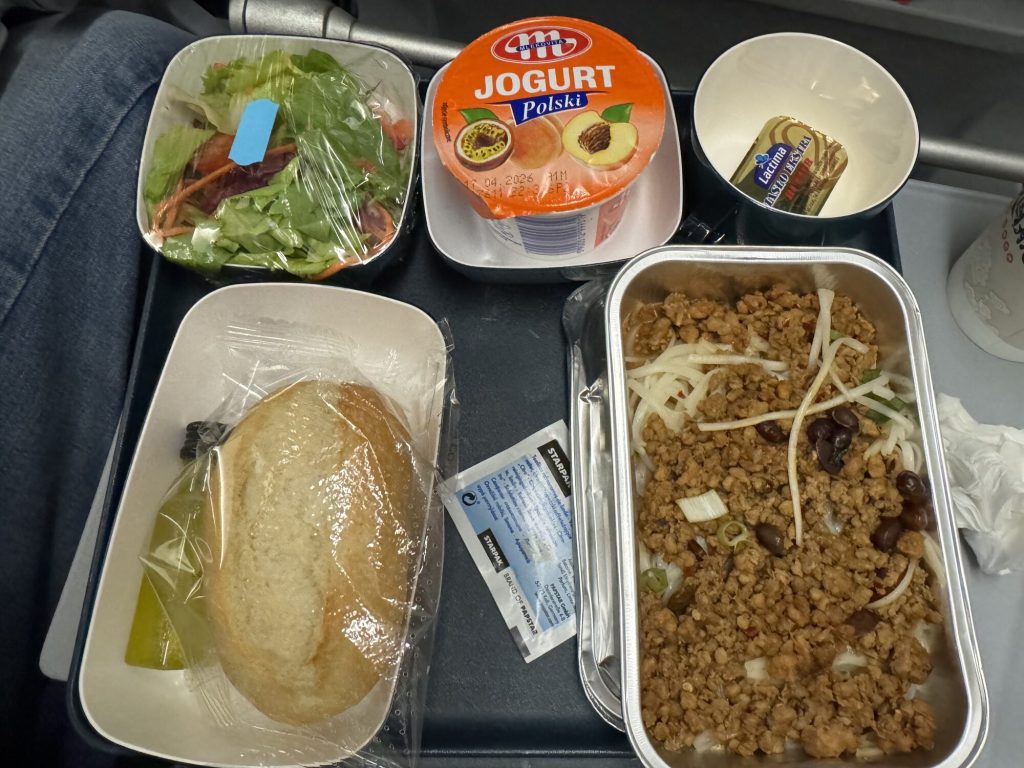 Drugie danie Air China - mielone mięso z fasolą i kiełkami, sałatka, bułka, jogurt Polski