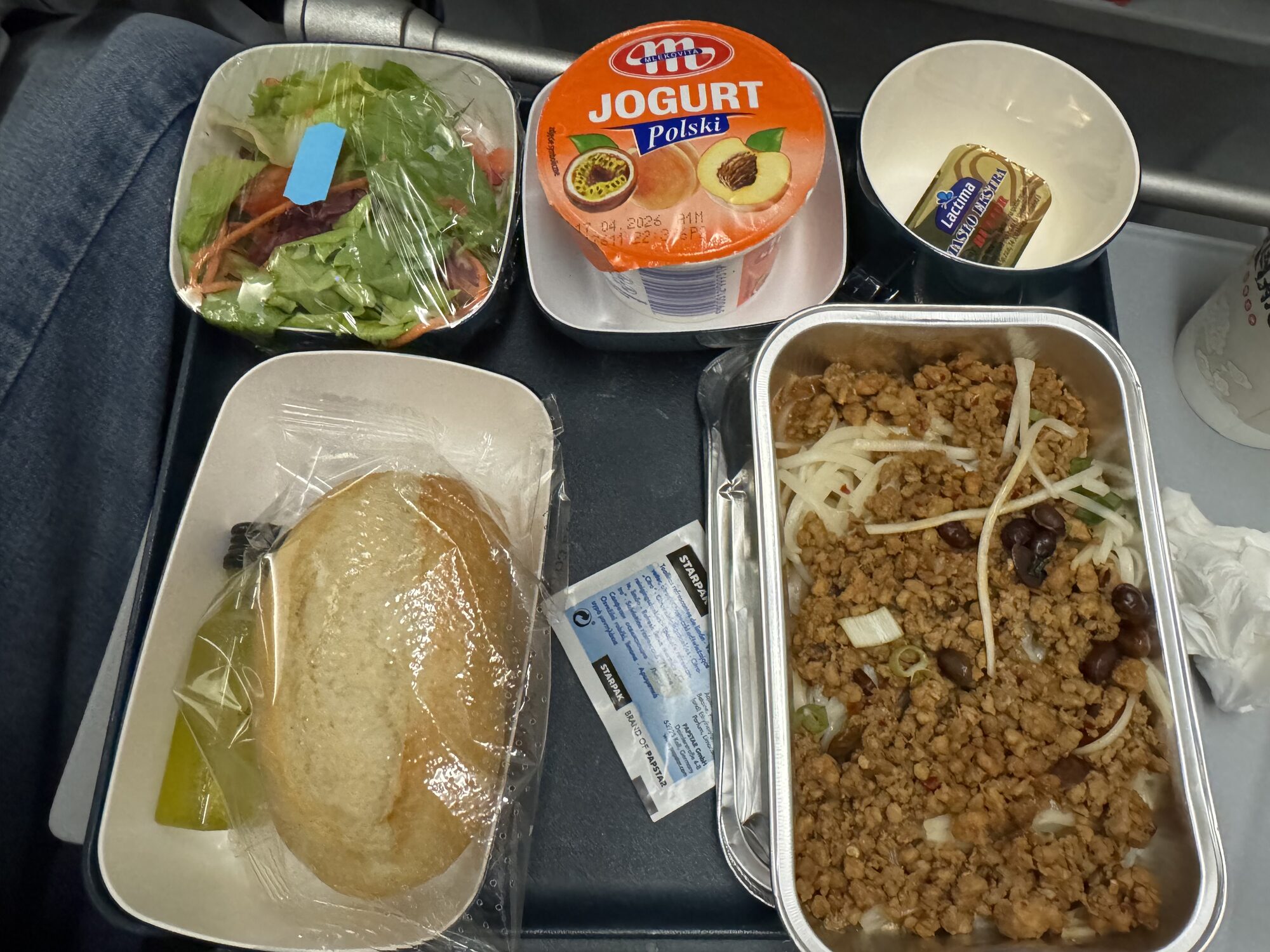 Drugie danie Air China - mielone mięso z fasolą i kiełkami, sałatka, bułka, jogurt Polski