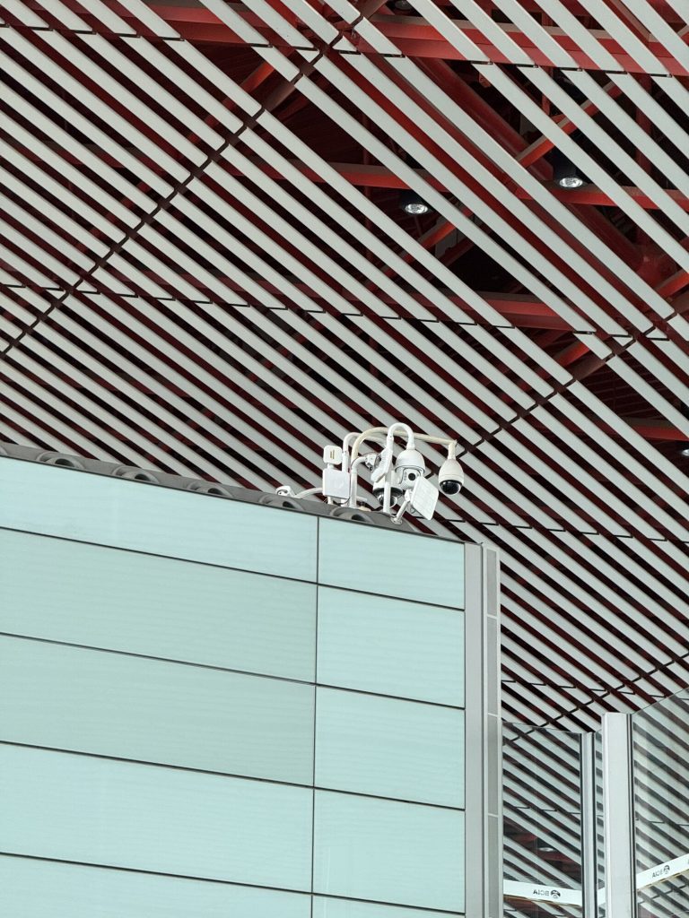 Kamery monitoringu pod sufitem w kratę