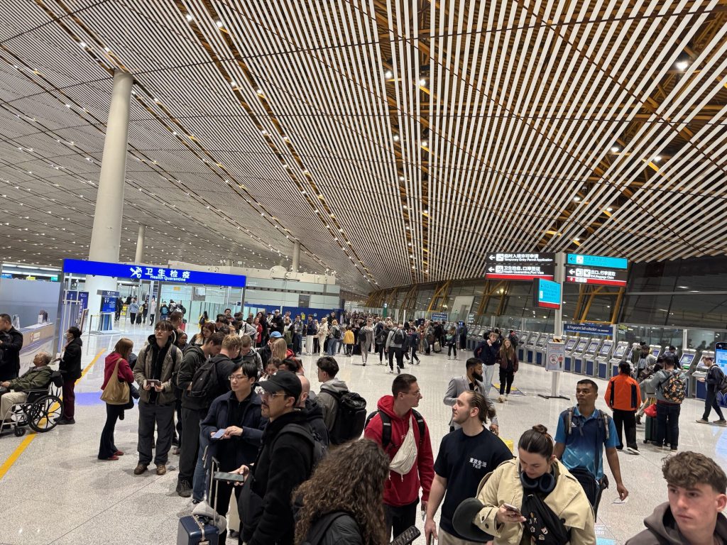 Kolejka do transferu na lotnisku Pekin