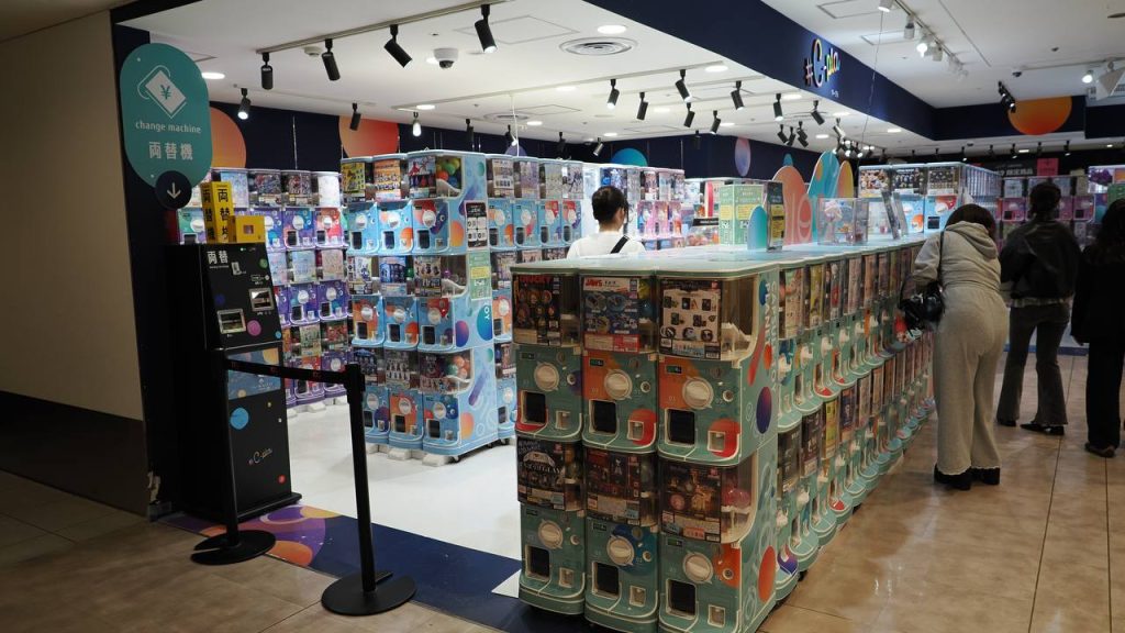Setki automatow gacha w sklepie C-pla w Shibuya 109 - automaty po obu stronach, maszyna do wymiany monet