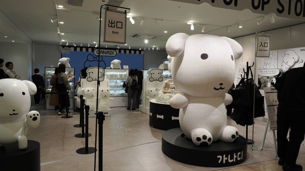 Pop-up store GANADI w Shibuya 109 - ogromne białe figurki psa 가나디, Entrance i Exit tabliczki