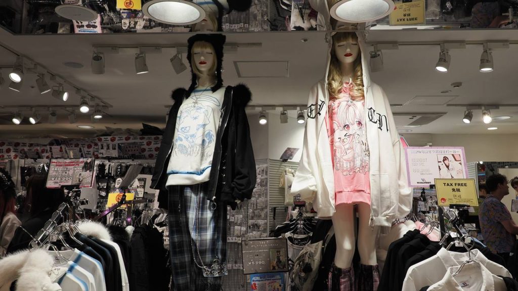 Dwa manekiny w kawaii anime bluzy - kotkie uszy, nadruki anime, kolorowe spodnice w kratke