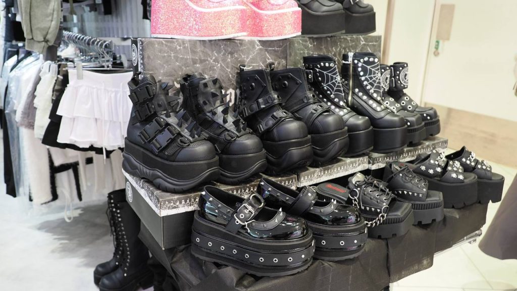 Ekspozycja czarnych butow platformowych - gotyckie buty na grubej podeszwie, pająkowe wzory i łańcuszki