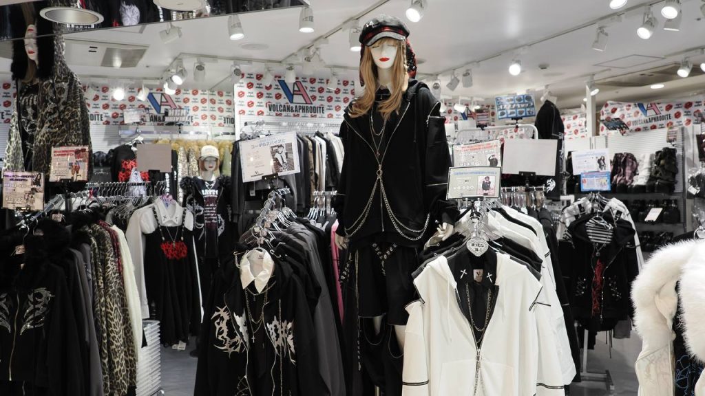 Manekin w Volcan Aphrodite - czarny komplet z lancuchami i ćwiekami, gothic streetwear