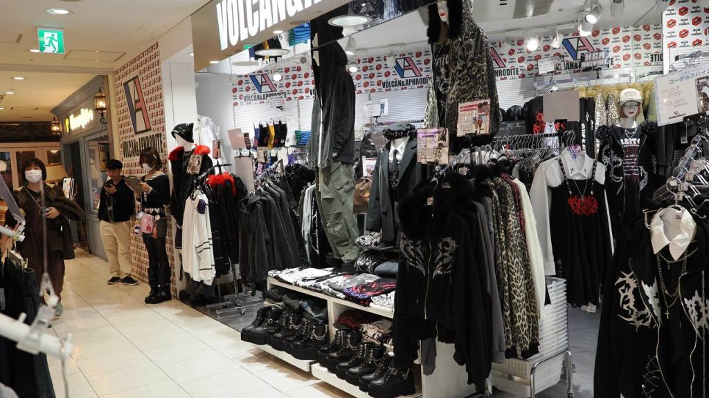 Szeroki widok na sklep Volcan Aphrodite - klienci, wieszaki z ubraniami, gothic dark streetwear