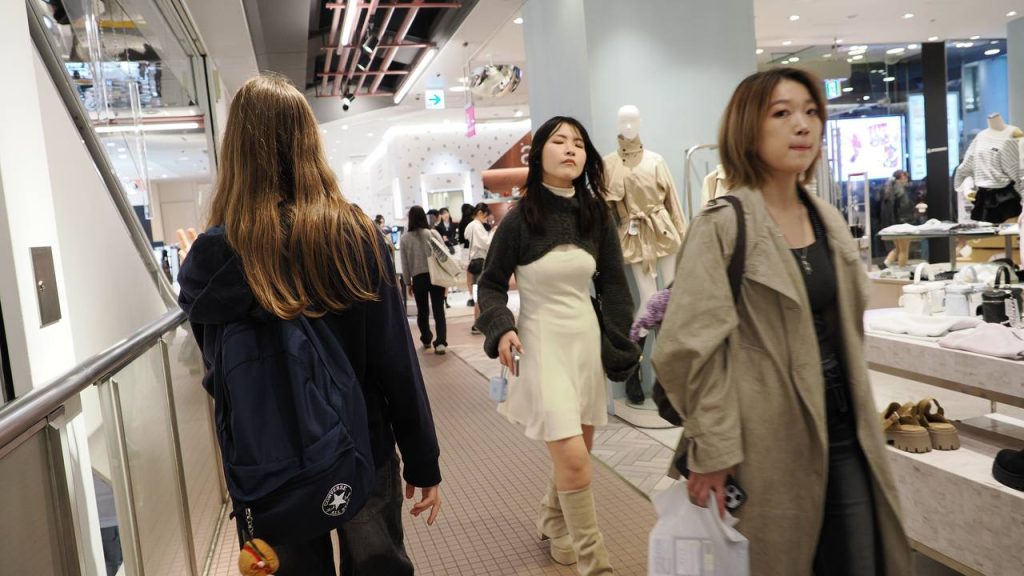 Zuzia w Converse idzie przez Shibuya 109, w tle japońskie sklepy z ubraniami i klientki