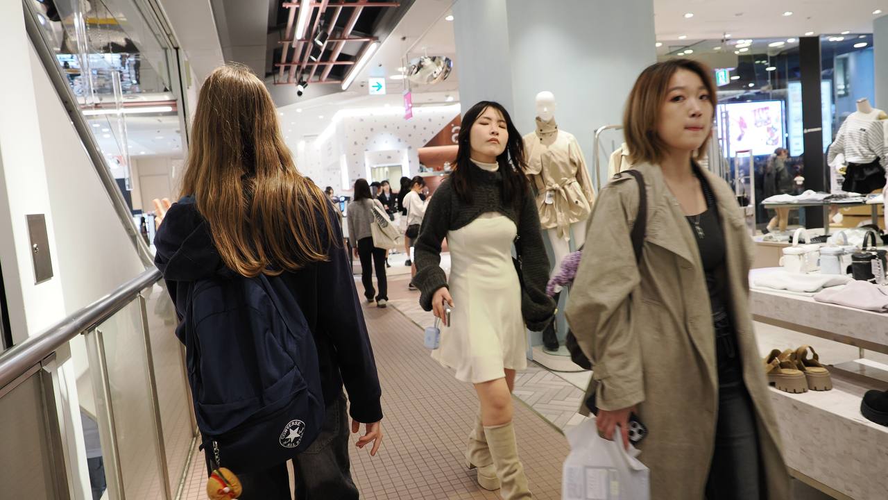 Zuzia w Converse idzie przez Shibuya 109, w tle japońskie sklepy z ubraniami i klientki