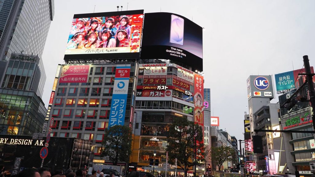 Billboard Samsung Galaxy S26 Ultra i koreański girl band na zakrzywionym ekranie nad Shibuya