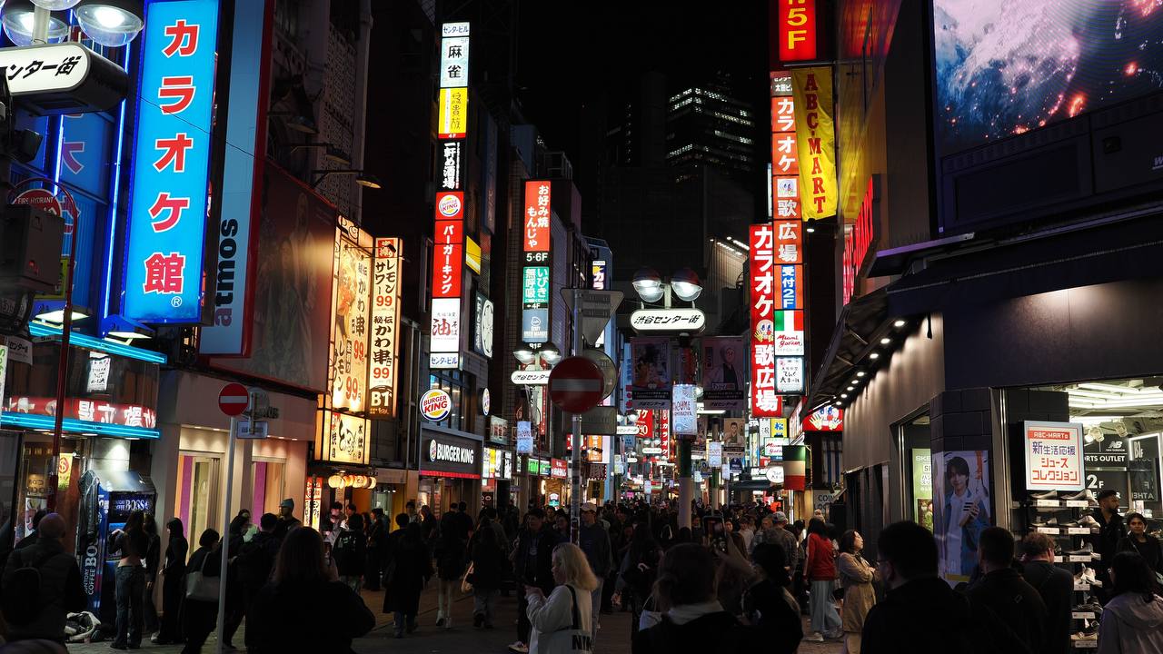 Center-gai nocą - neony karaoke, Burger King, ABC Mart, tłum pieszych w tunelu neonow