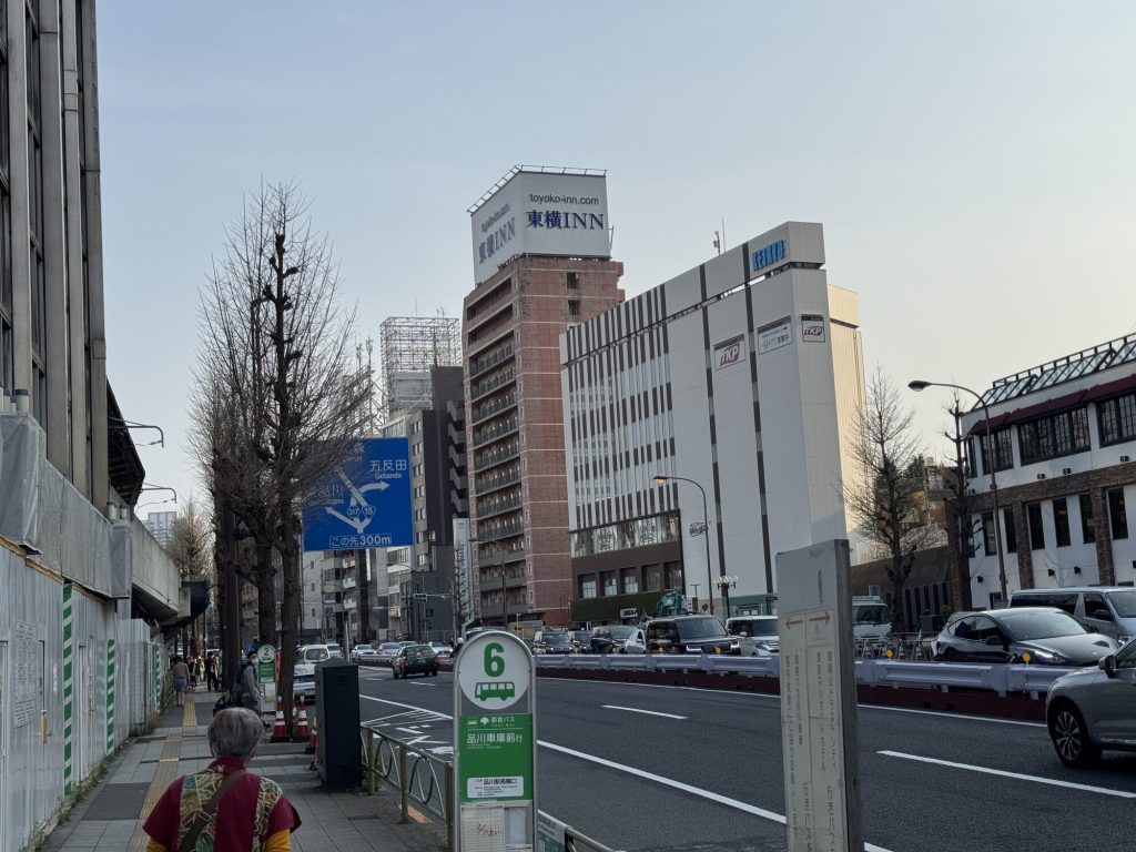 Starsza pani w kimono na ulicy Shinagawa