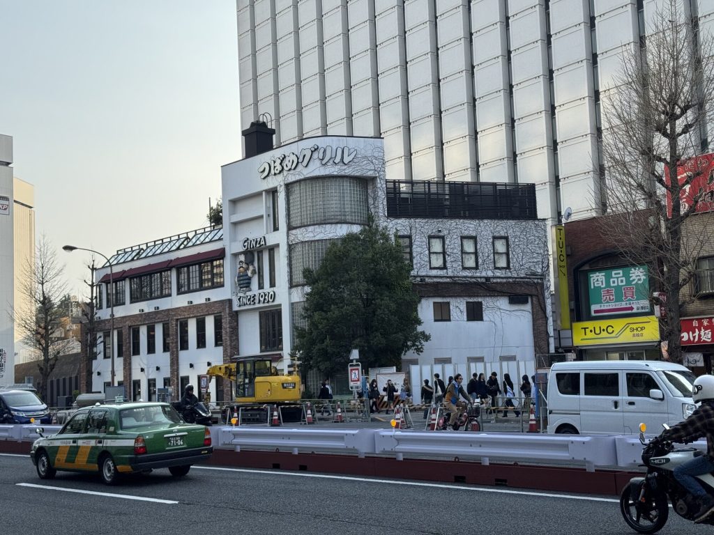 Ulica przy stacji Shinagawa - taksówka i restauracja Tsubame Grill