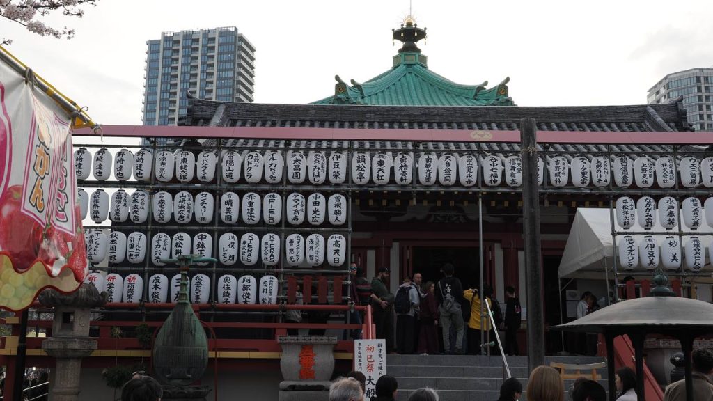 Świątynia Bentendo na stawem Shinobazu - zielony dach, setki białych latarni z nazwami darczyńców