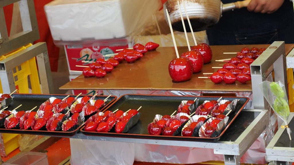 Ichigo ame - kandyzowane truskawki na patyku i kandyzowane jabłko na festiwalowym stoisku