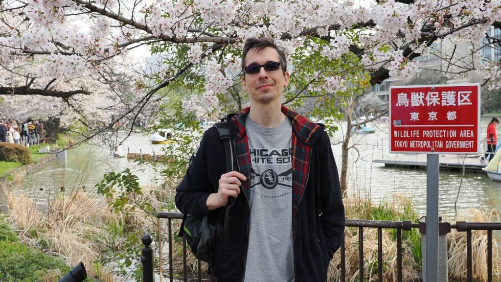 Kamil przy stawem Shinobazu pod wiśniami, Chicago White Sox t-shirt, w tle łódki