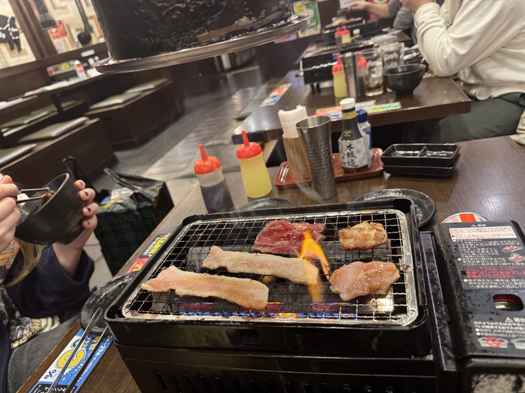 Ogień, sosy, sake 本醸造 w tle. Jedzenie doskonałe.