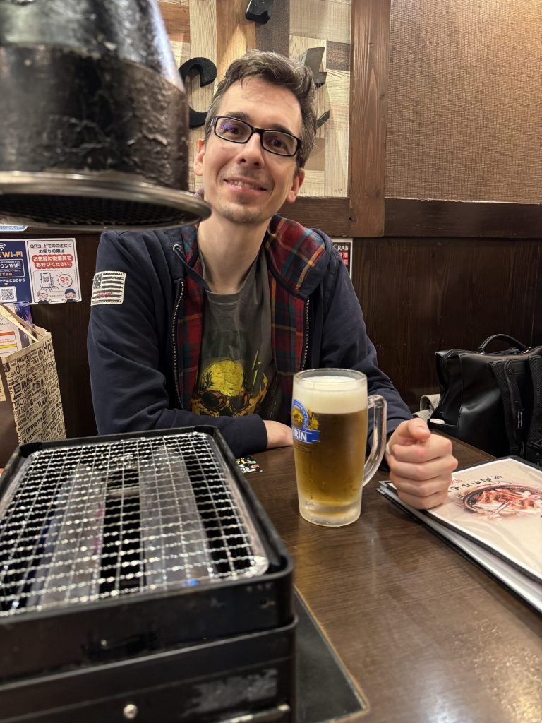 Pierwsze piwo w Japonii — Kirin w kufelku, ruszt gotowy. Zasłużone po 14+ godzinach podróży. 🍺