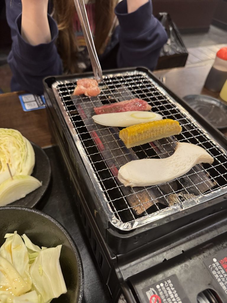 Yakiniku w akcji — mięso, cebula, kukurydza i chikuwa na ruszcie. Kapusta do grillowania obowiązkowo.