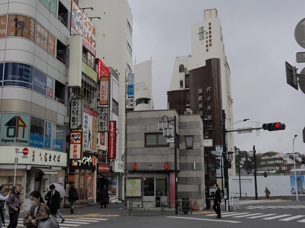 Skrzyżowanie przy stacji Yoyogi - szyldy japońskie, Wendy's First Kitchen, 代々木教会, Fuji Soba, przechodnie