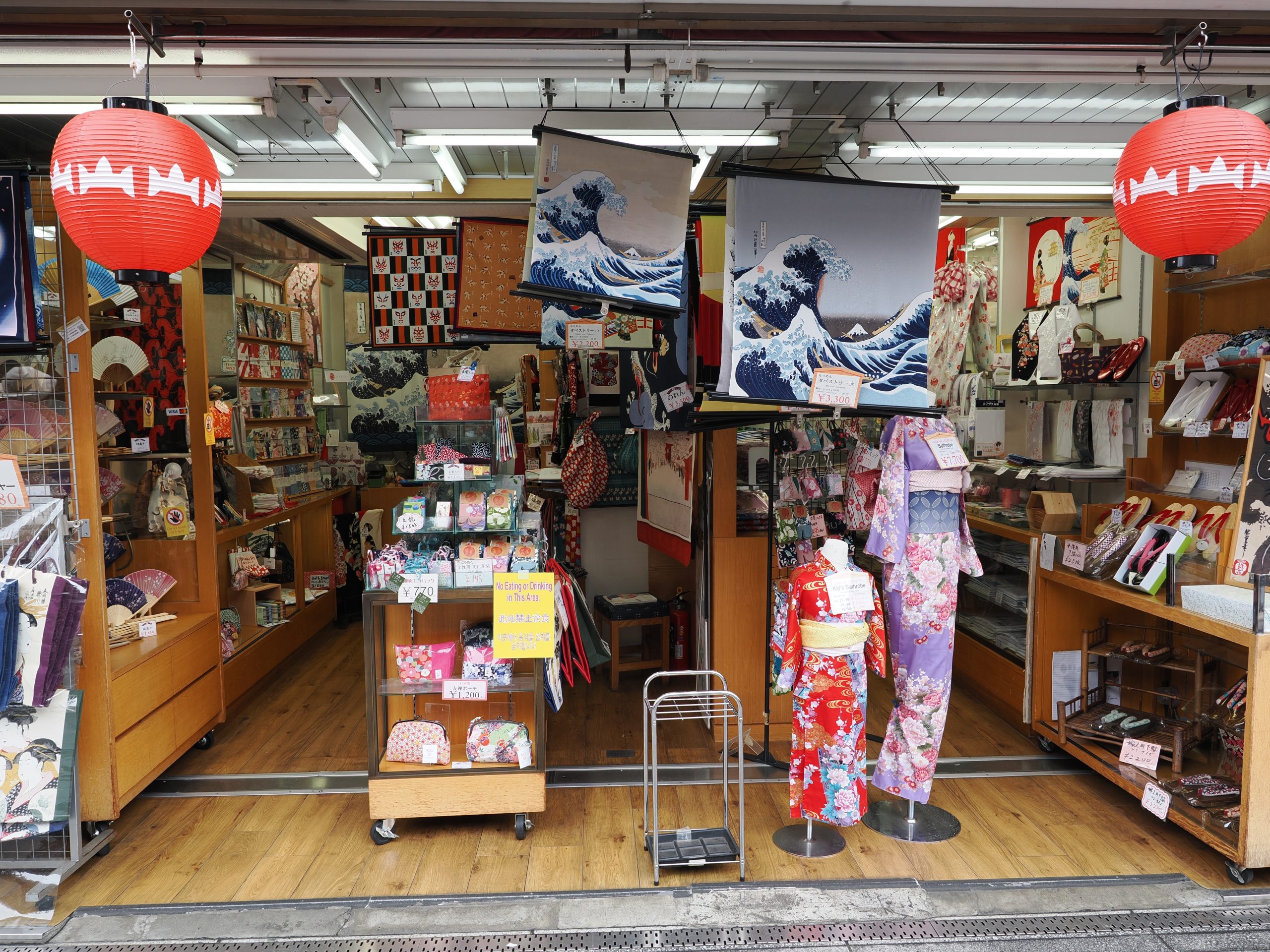 Sklep z pamiątkami: kimona na manekinach, wachlarze, reprodukcje Wielkiej Fali Hokusaia, czerwone lampiony