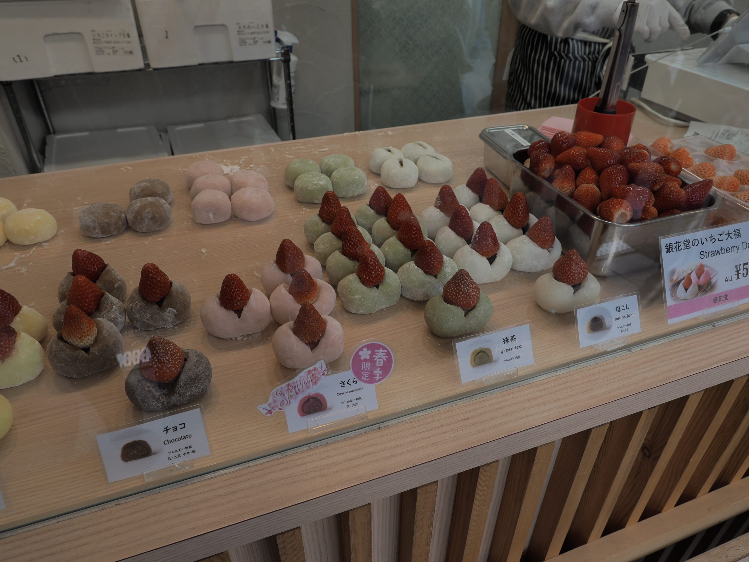 Lada z truskawkowymi mochi w sklepie Ginkado – smaki: czekolada, sakura edycja wiosenna, matcha, fasola z solą