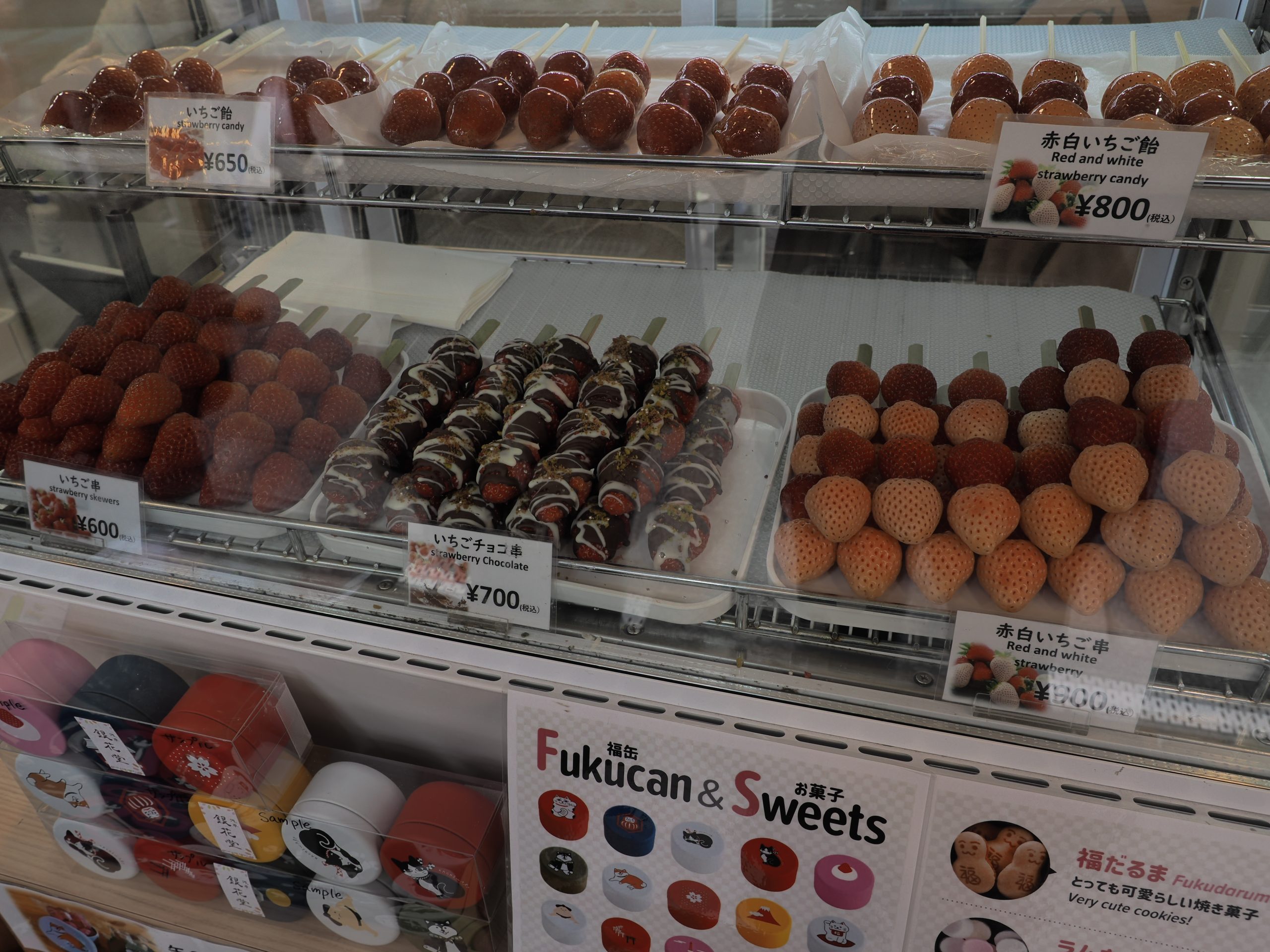 Gablota z truskawkowymi słodyczami w cukierni Fukucan and Sweets